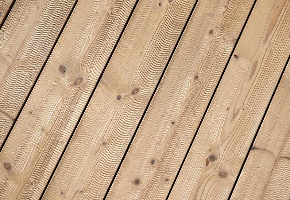 Kartáčovaná terasová prkna s unikátním strukturovaným povrchem zvýrazňuje přirozenou krásu dřeva.